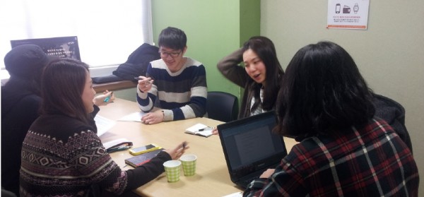 지난 21일 종로의 한 스터디카페에서 대학생들을 만났다. ©정재영