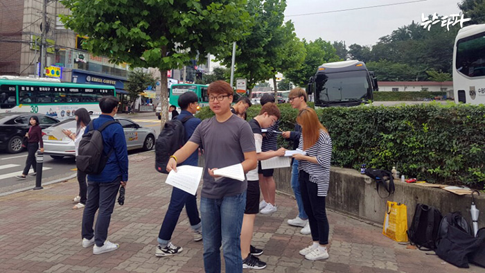 ▲ ‘수원대 권리회복 민주학생운동’ 소속 학생들은 재학생 3200여 명 서명을 받아 이인수 총장의 처벌을 촉구하는 탄원서를 지난 9월 7일 서울고법에 제출했다